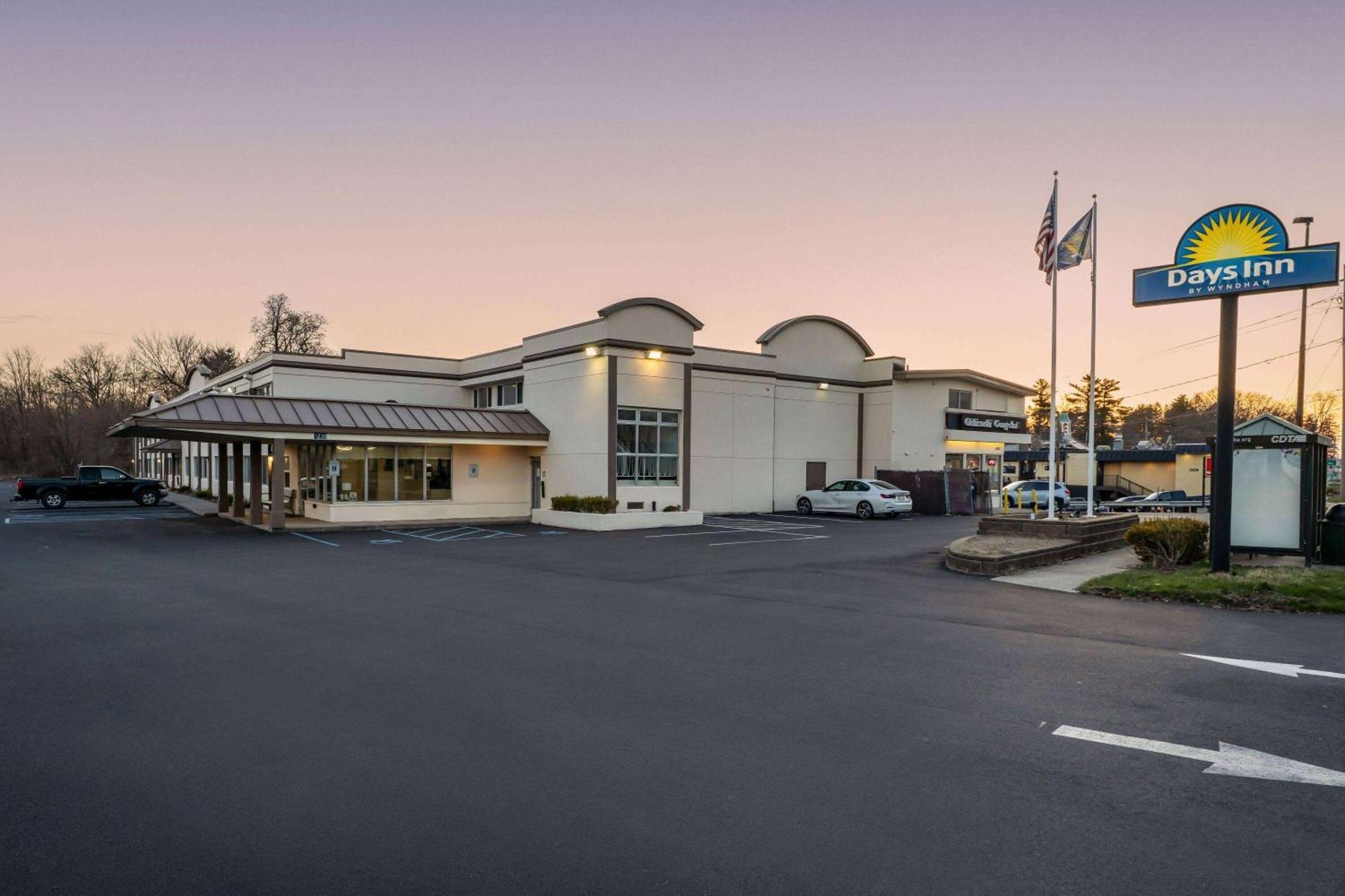 Days Inn By Wyndham Albany Suny Exteriör bild