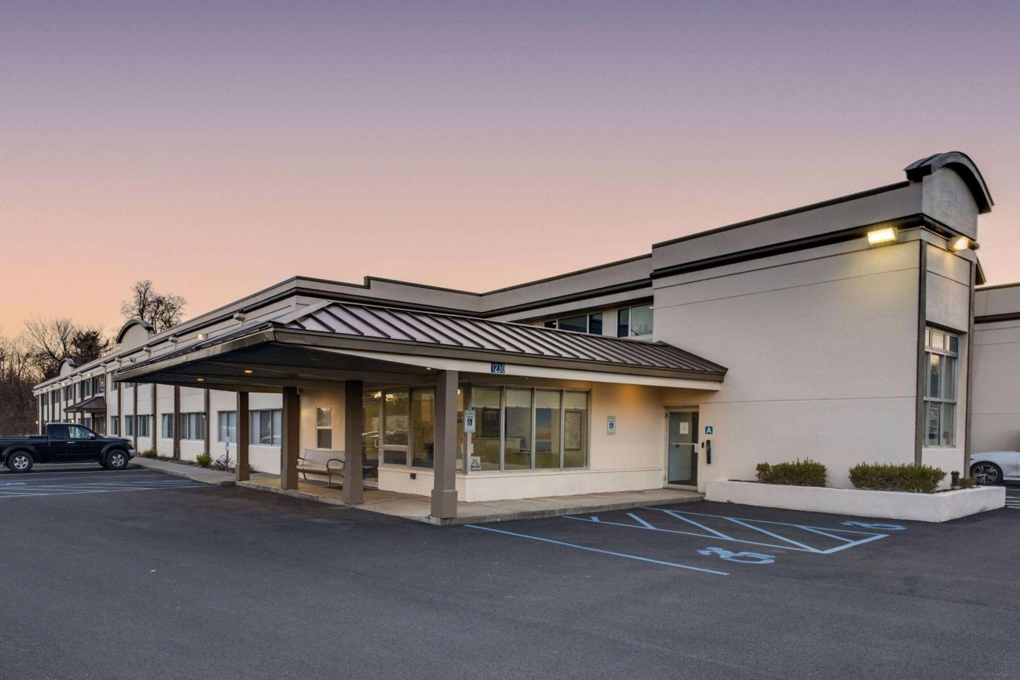 Days Inn By Wyndham Albany Suny Exteriör bild
